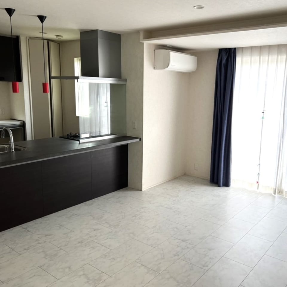 15.6帖のLDKはコミュニケーションがとりやすい広さ。南面の掃き出し窓からはウッドデッキへ出られます。