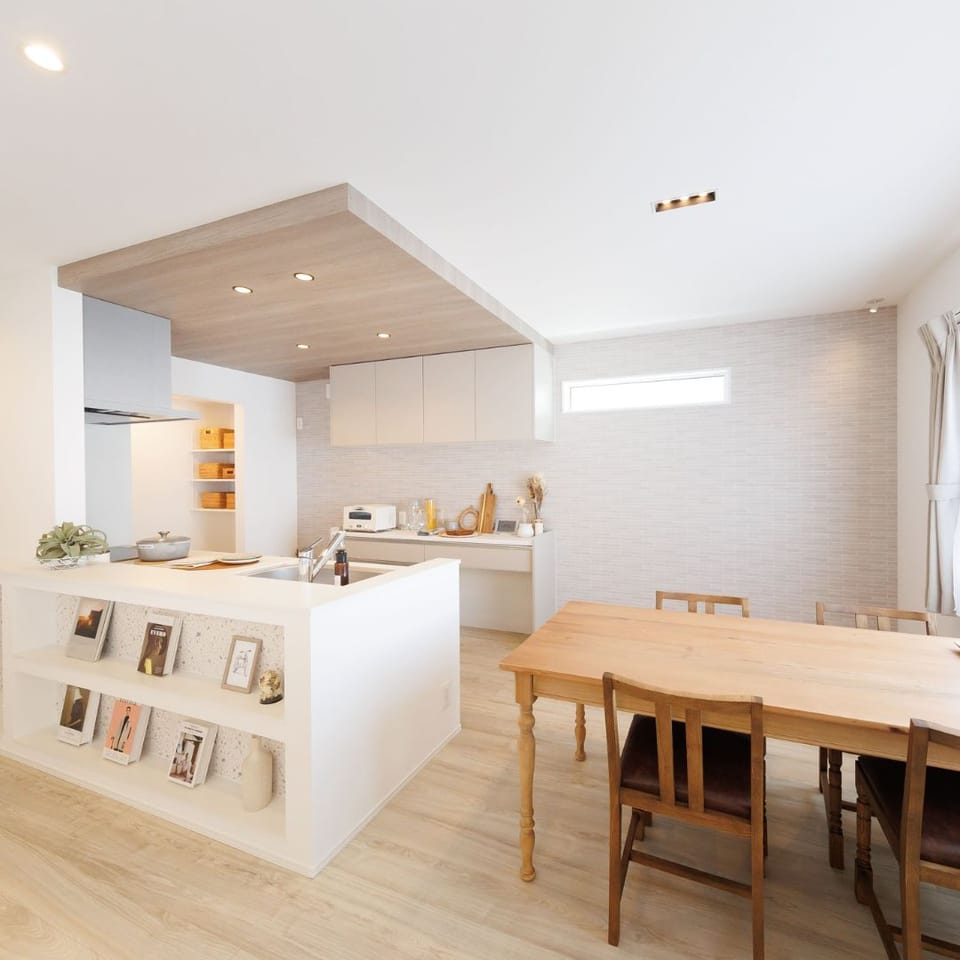 キッチン前のカウンターでダイニングをカフェ風に演出。*施工例 【松本市中心部へのアクセスの良さ】中山エリアの高台に位置する、見晴らしの良い立地です。前面道路の主な利用は近所にお住まいの方。交通量がとても少ないので、お車の出入りやお子様の外遊びに安心。(2024年8月撮影) ライフスクエアCOMO庄内まで2.6km(車5分)デリシアや綿半ホームエイド、100円ショップ、衣料品店、飲食店などが建ち並ぶショッピングタウン。一か所で様々なお買い物が揃います。 セイブグループは、地域に寄り添い、お客様に「無理のない良質な土地」「無理のない優しい住まい」を提供し安全・安心・快適な暮らしにおける「無理のないちょうどいい」をお届けいたします。 全区画60坪以上のゆったりした土地面積。自然に囲まれたマイホームで、広々お庭でBBQやドッグラン、家庭菜園の夢が膨らみます。 【落ち着いた生活環境】比較的静かな住宅地が広がっており、都会の喧騒から離れて落ち着いた生活を送りたい人に適しています。地域コミュニティも比較的親密で、安全な環境が整っています。西側には、四季折々の変化を楽しめる山々が綺麗に見えます。弘法山まで車3分の距離で、春の桜も楽しみに。 【教育環境の充実】中山小学校まで徒歩19分でお友達との通学時間ならあっという間!子育て世代にとって安心して子どもを育てられる環境が整っています。また、地域住民による教育支援活動も活発です。 【自然豊かな環境】造成完了したばかりの総面積900㎡超えの雄大な全3区画の分譲地。自然を身近に感じられる環境で、のびのびとした暮らしが叶います。 ツルヤやCOMO庄内まで車6分程と便利な立地ながら、弘法山やアウトドア施設至近の自然が身近な住環境。 姉妹会社スマイルハウスでは希望に合わせた夏は涼しく、冬に暖かい快適な住まいを提案いたします。外観の一例(イメージ) 塗り壁外観施工例 2階建て外観*施工例