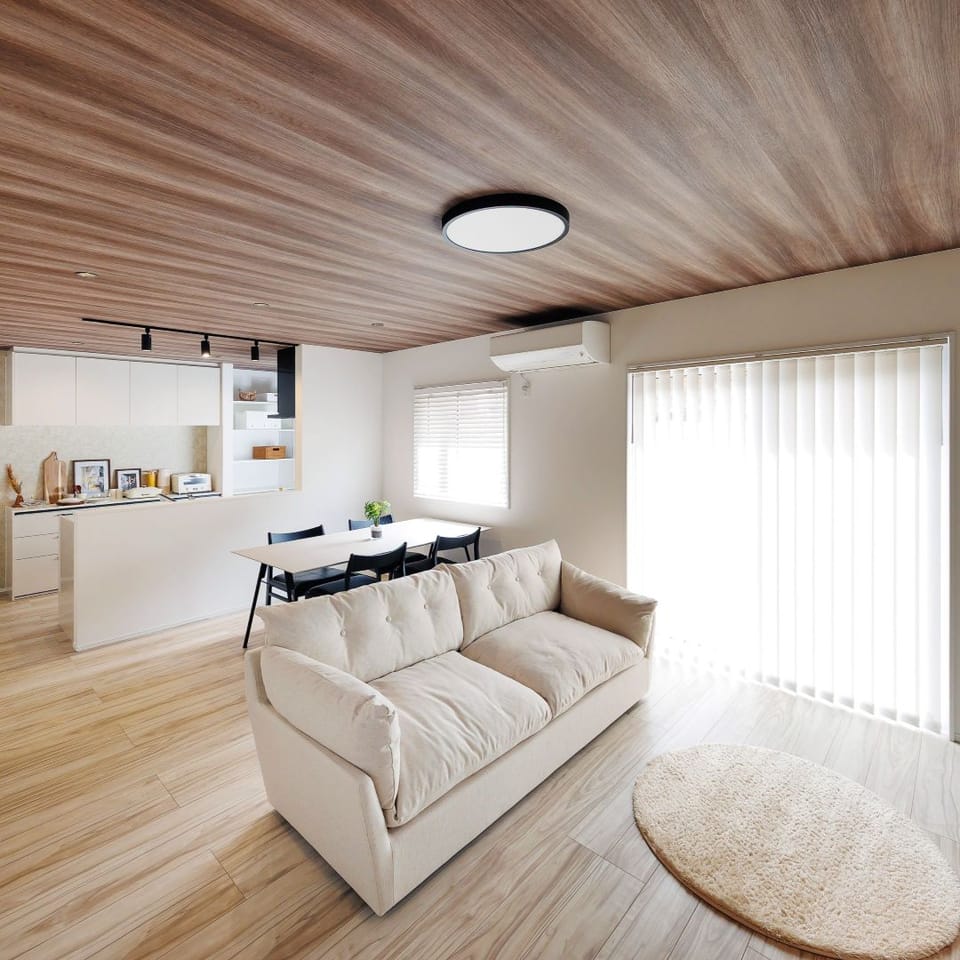 穏やかなカラーのフローリングと濃い木目柄天井が調和。落ち着いた色合いでまとめたナチュラルモダンなインテリアです。