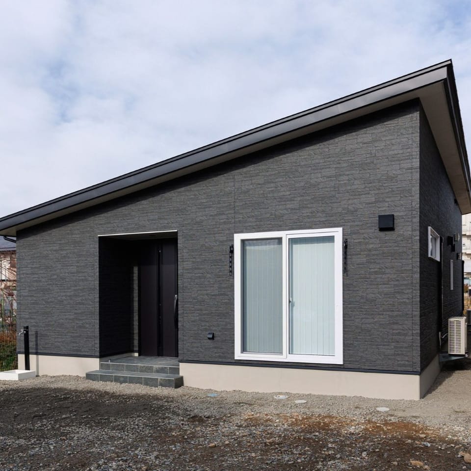 【即入居可】大きさの違う天然石を積み重ねたような外壁材を使用し、変化に富んだテクスチャーが個性的な外観です。