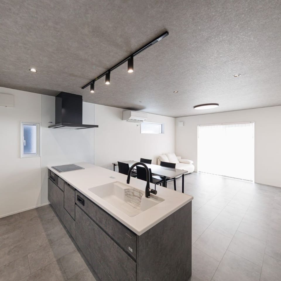 LDKは奥行きのあるレイアウト。家事をしながらでも、キッチンからリビング・ダイニングまで見渡せる安心設計です。