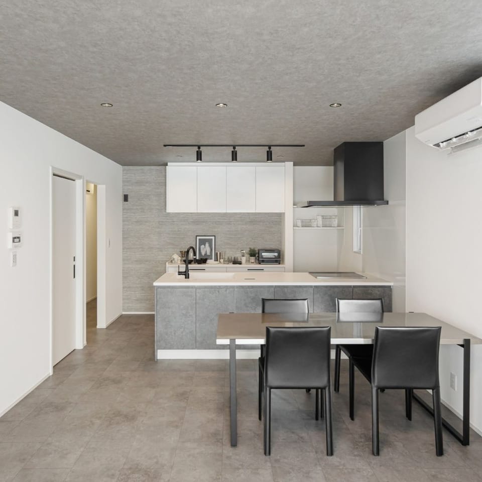 DK上部の照明にもこだわり、スポットライトを配置。毎日の食卓をやさしく照らし、明るく心地よい空間に仕上げました。