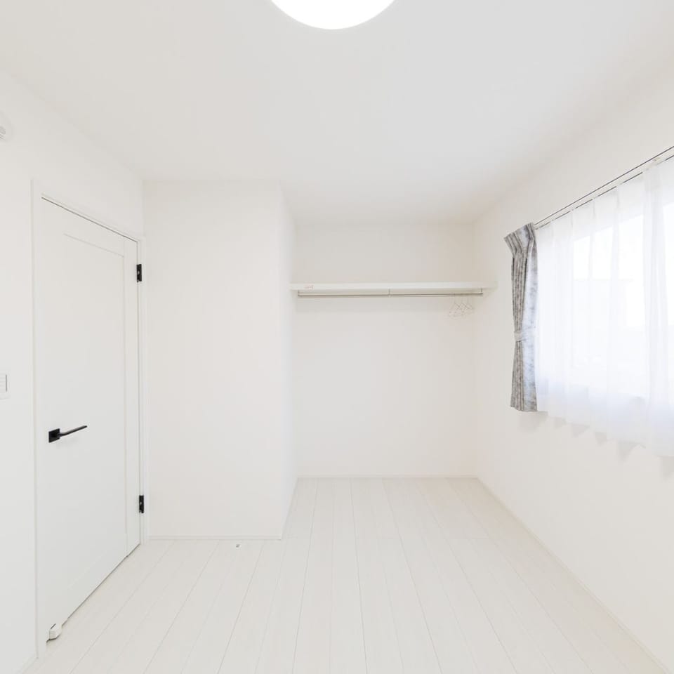 洋室はLDKとは印象を変え、ホワイトのフローリングでインテリアを選ばないシンプルながら飽きのこない部屋に。