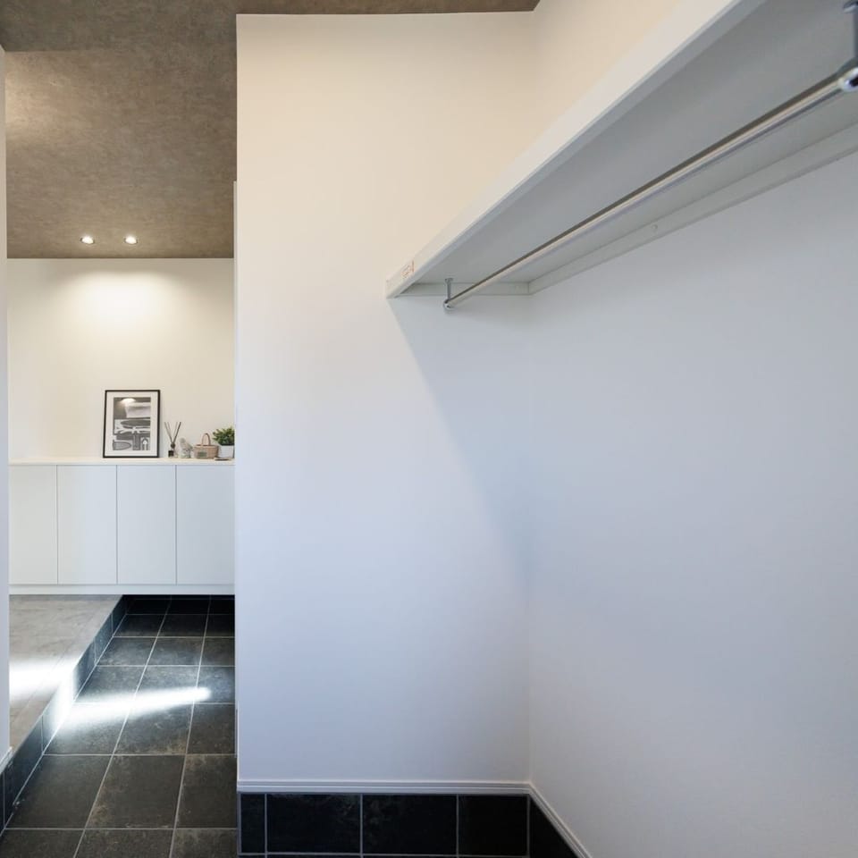 ECLはベビーカーなども収納しやすいゆったり設計。ぬれた上着などもそのまま掛けられるハンガーパイプ付。