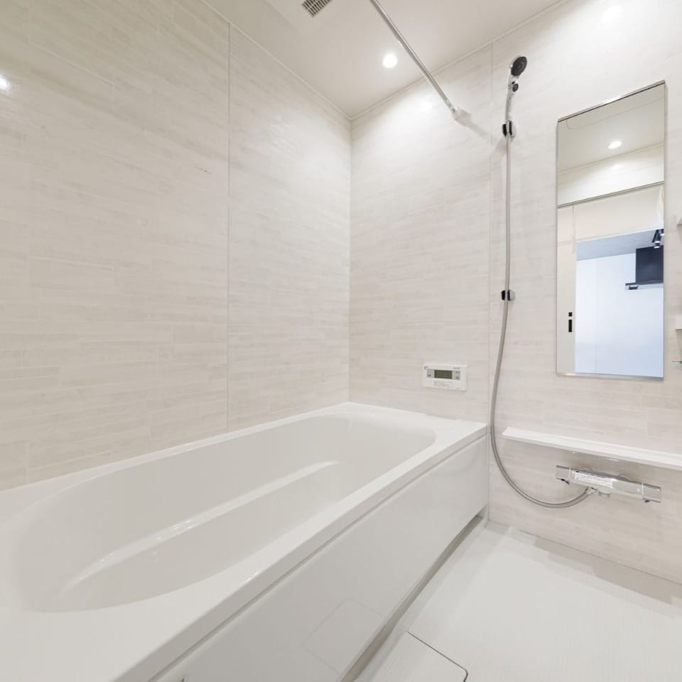 ホワイトとライトグレーでコーディネートした浴室。タカラスタンダード製で、お手入れしやすく清潔感あふれる空間です。