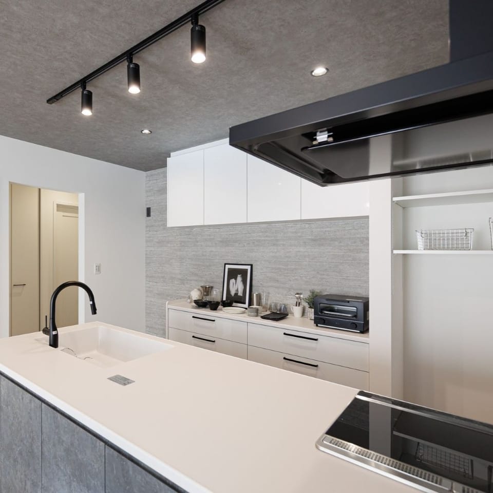 人気のペニンシュラ型キッチンで開放感のあるキッチン。面材は床とテイストを合わせたグレーで、モダンな印象に。