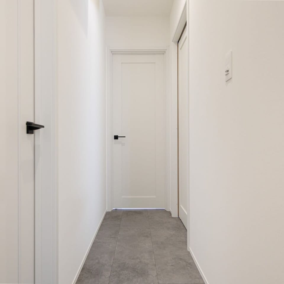 LDKと居室の動線上に収納を配置。毎日使う掃除用品や日用品をまとめてしまえて、家事効率がぐっと高まる便利なスペース。