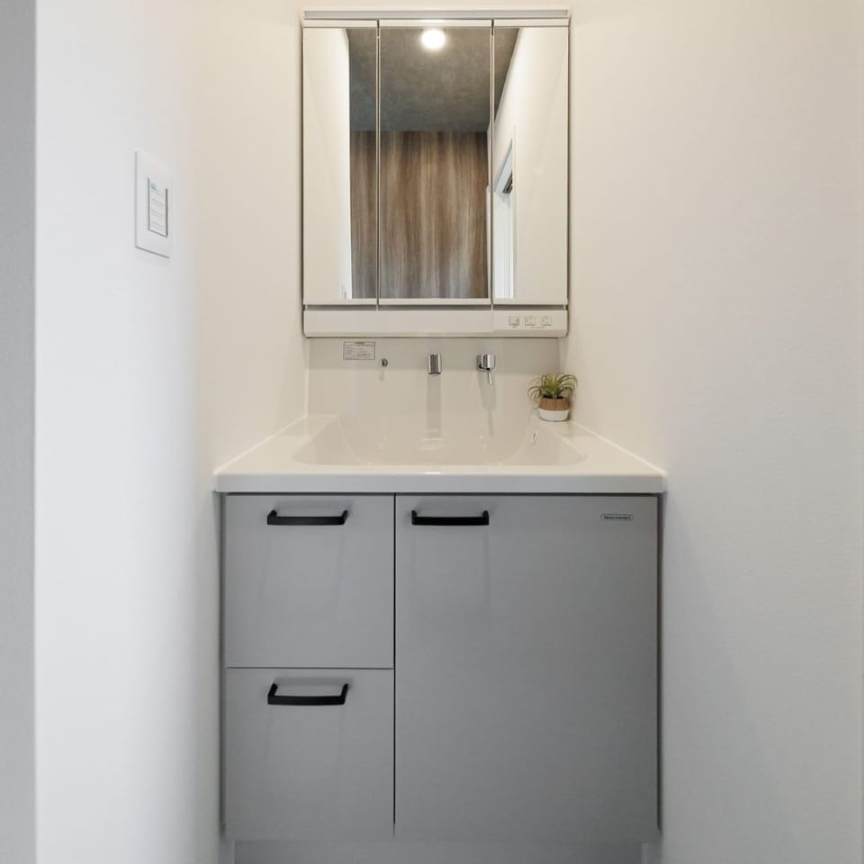 玄関近くに洗面台を配置し、帰宅後すぐに手洗いができる動線を確保。家族みんなが安心して使える工夫を取り入れました。