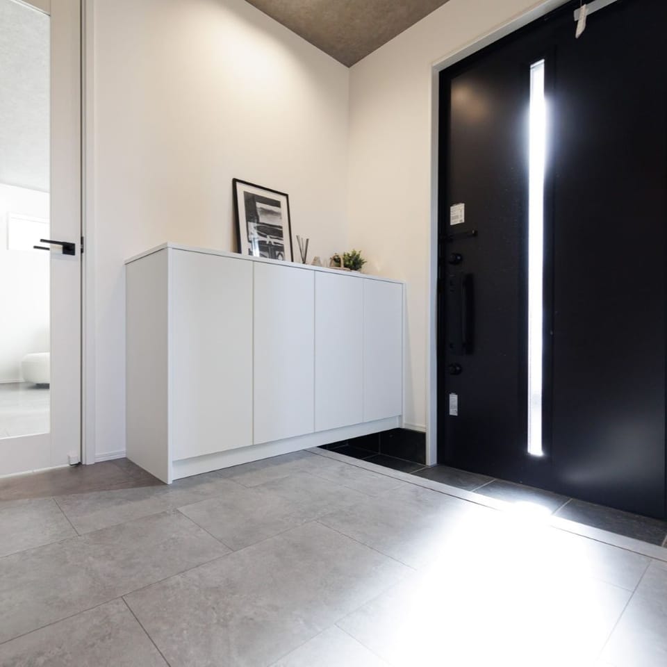 広々としたECLとホールが特徴の玄関は、来客時にも嬉しいゆったり設計。シックな木目調クロスがアクセントに。