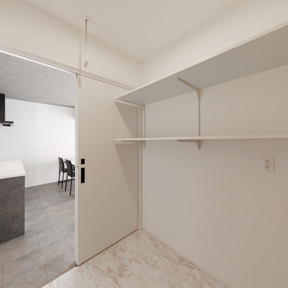 キッチン横に設けた2帖脱衣室は家事ラク動線を意識。グレーで統一し、カルカッタホワイトの床が上品で清潔感のある空間に。