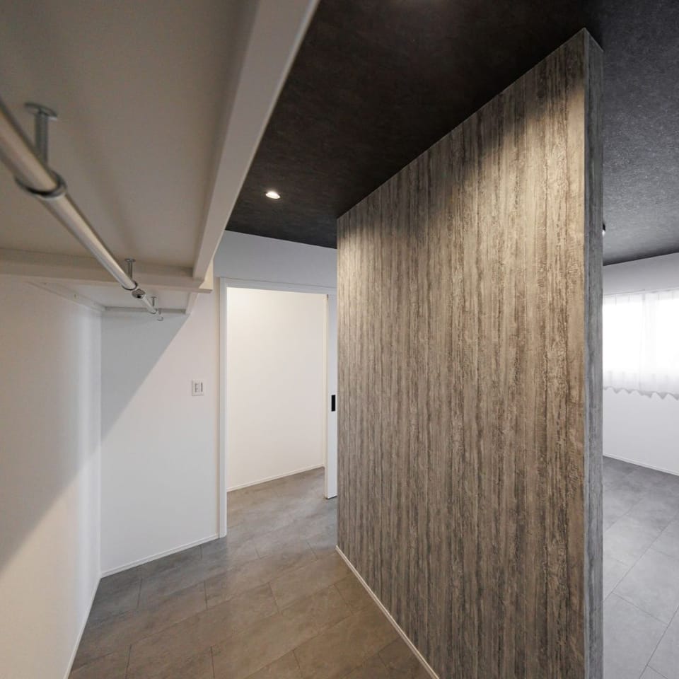 ウォークスルークローゼットを設け、通り抜け可能な大容量収納に。収納力はもちろん、スムーズな動線も両立した快適な空間です。