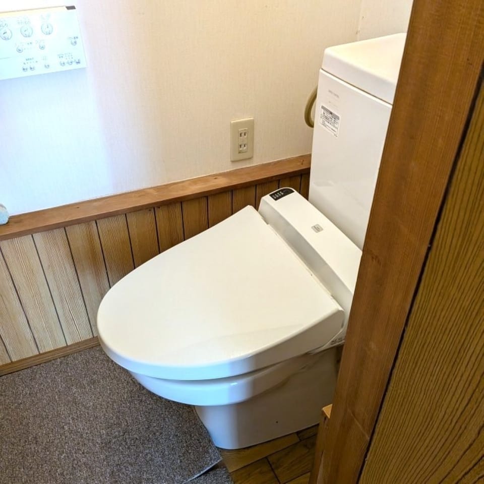 トイレはウォシュレット機能付き。清潔感があり快適に使える空間で、毎日の暮らしを心地よくサポートします。