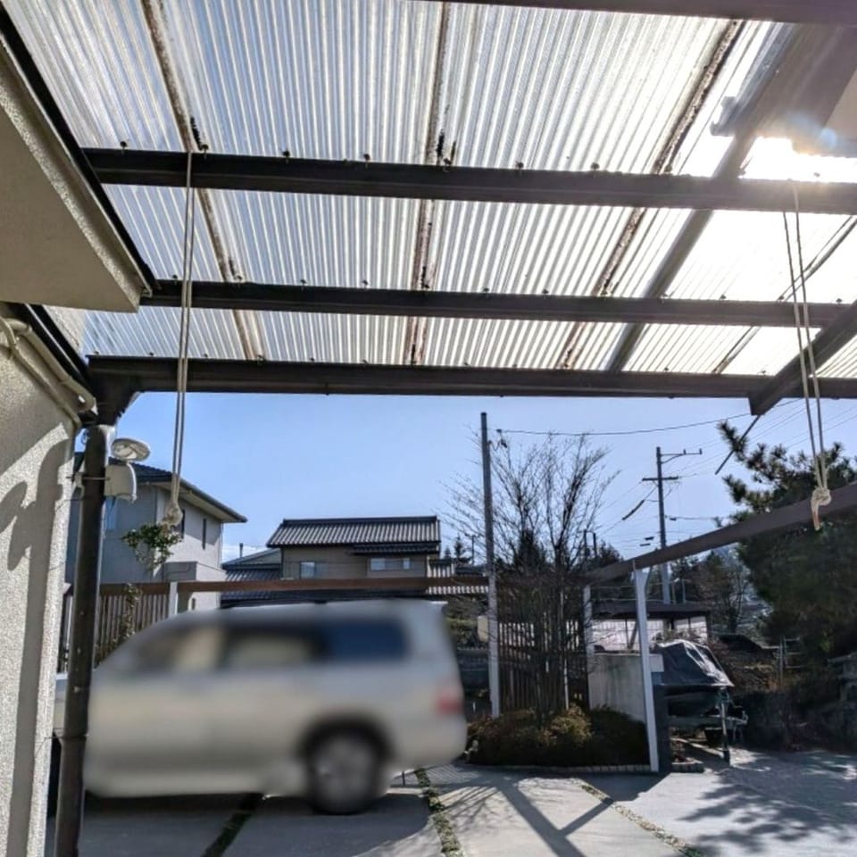 キッチン隣には屋根付きのテラスが。料理の出し入れがしやすく、天気の良い日はBBQなど家族や友人との時間を楽しめます。