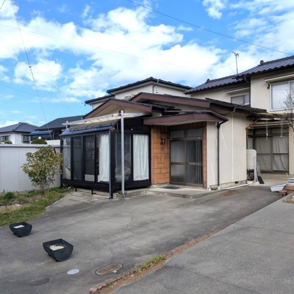 落ち着いた住宅街に佇む、趣のある外観。サンルーム付きで、採光と実用性を兼ね備えた住まいです。