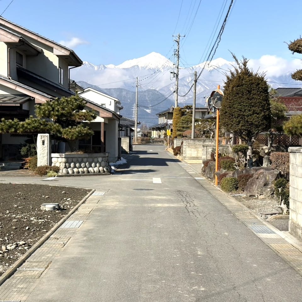 晴れた日には常念岳を望めるロケーション。四季折々の山の景色を身近に感じながら、心豊かな暮らしを楽しめます。