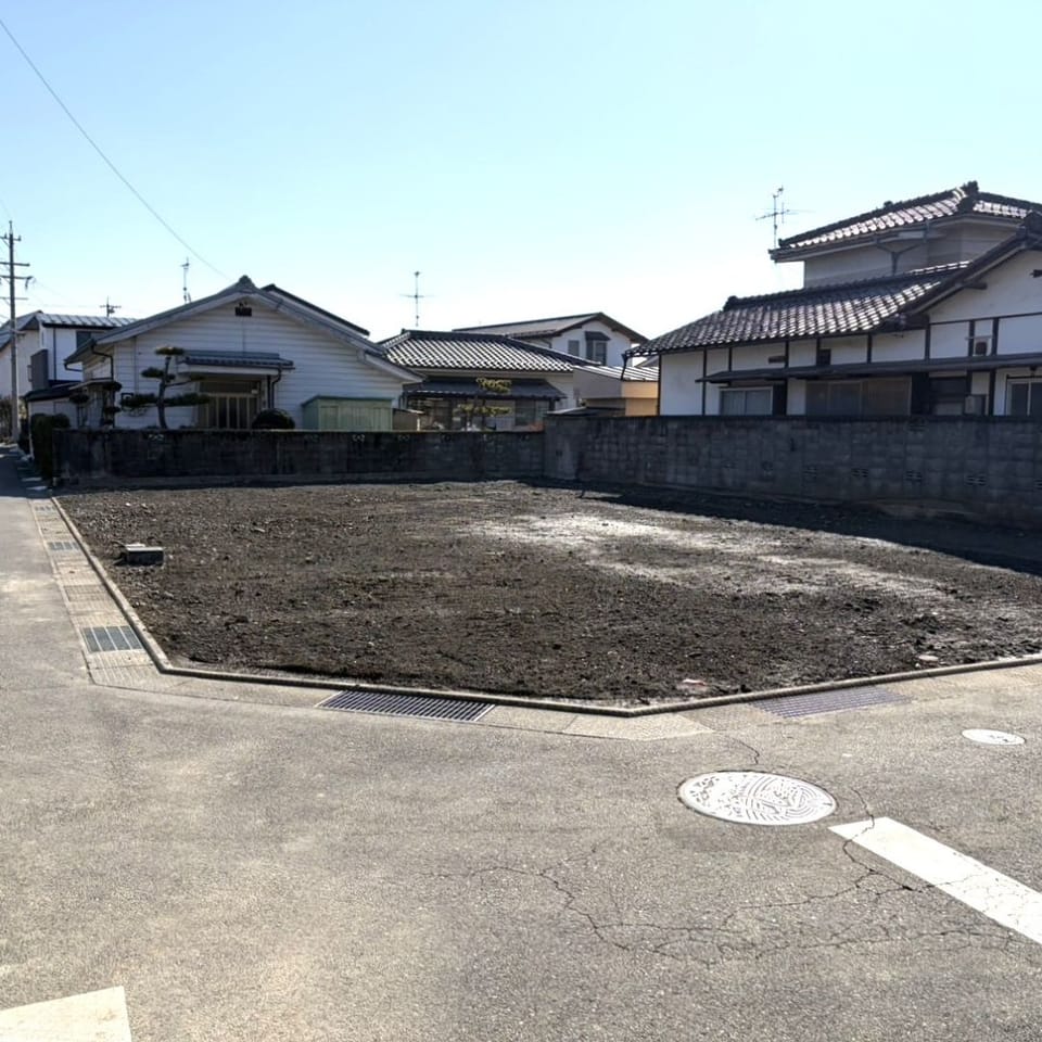 北・西側ともに幅員4m以上の道路に面した角地で、日当たり・風通しともに良好。開放感あふれる明るい立地です。