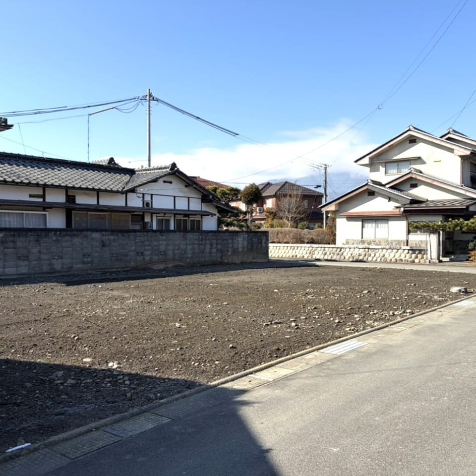 駅やショッピングタウンまで徒歩6分、小学校徒歩12分。通勤・通学・お買い物に便利で、ご家族皆さまに嬉しい住環境。