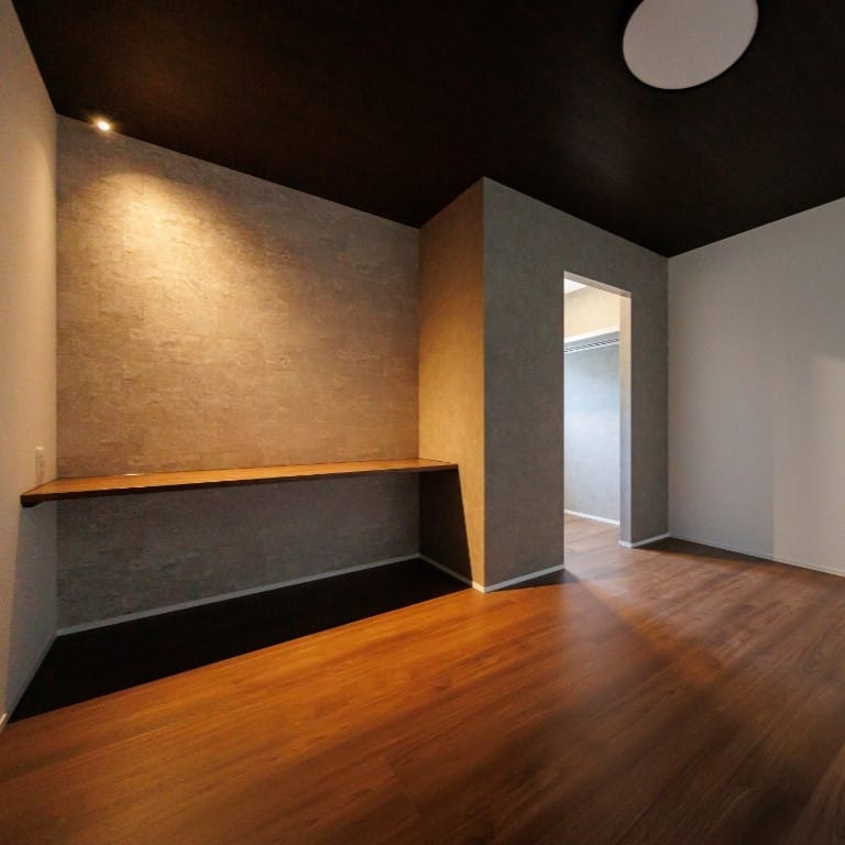 間接照明が寝室のカウンタースペースを照らす*施工例