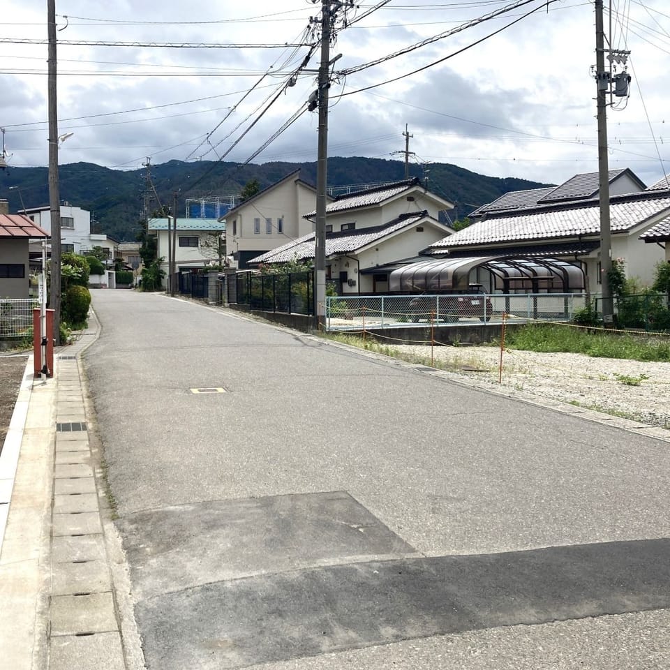 あがたの森公園まで徒歩圏内の落ち着きある住環境。四季の自然や文化施設を身近に感じながら、ゆったりと暮らせます。