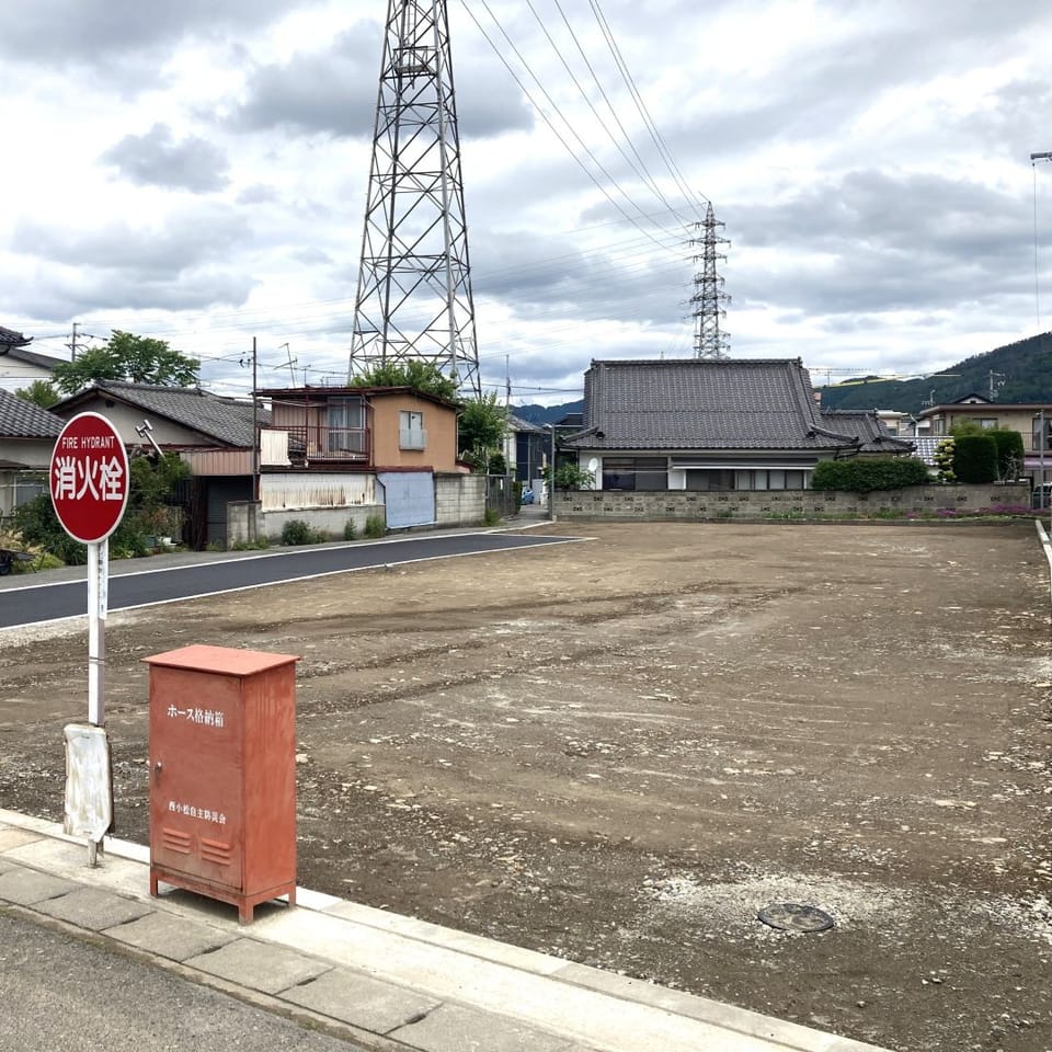 イオンモールまで車約3分。スーパーや病院、飲食店など生活利便施設が充実し、毎日の暮らしを快適に支えます。