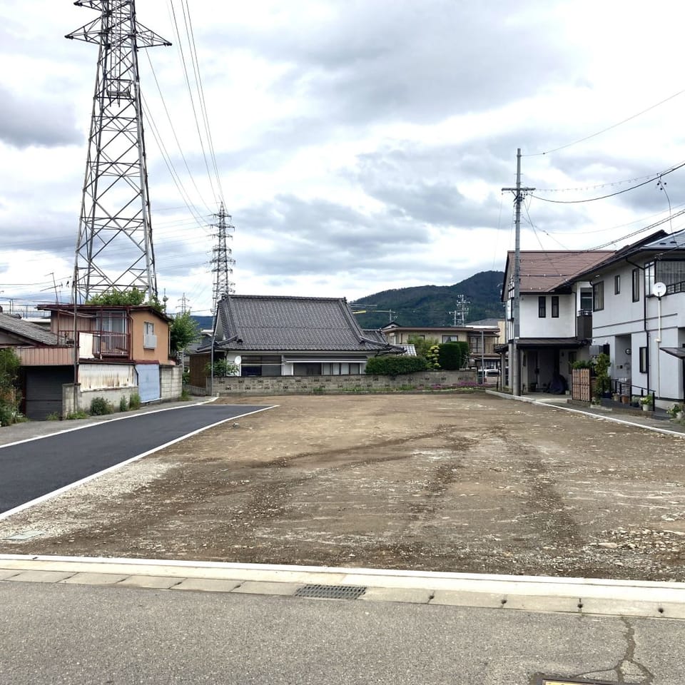 人気の源池小学校まで徒歩9分。エリア限定でお探しの方にもおすすめの希少な分譲地です。通学も安心の距離が魅力です。