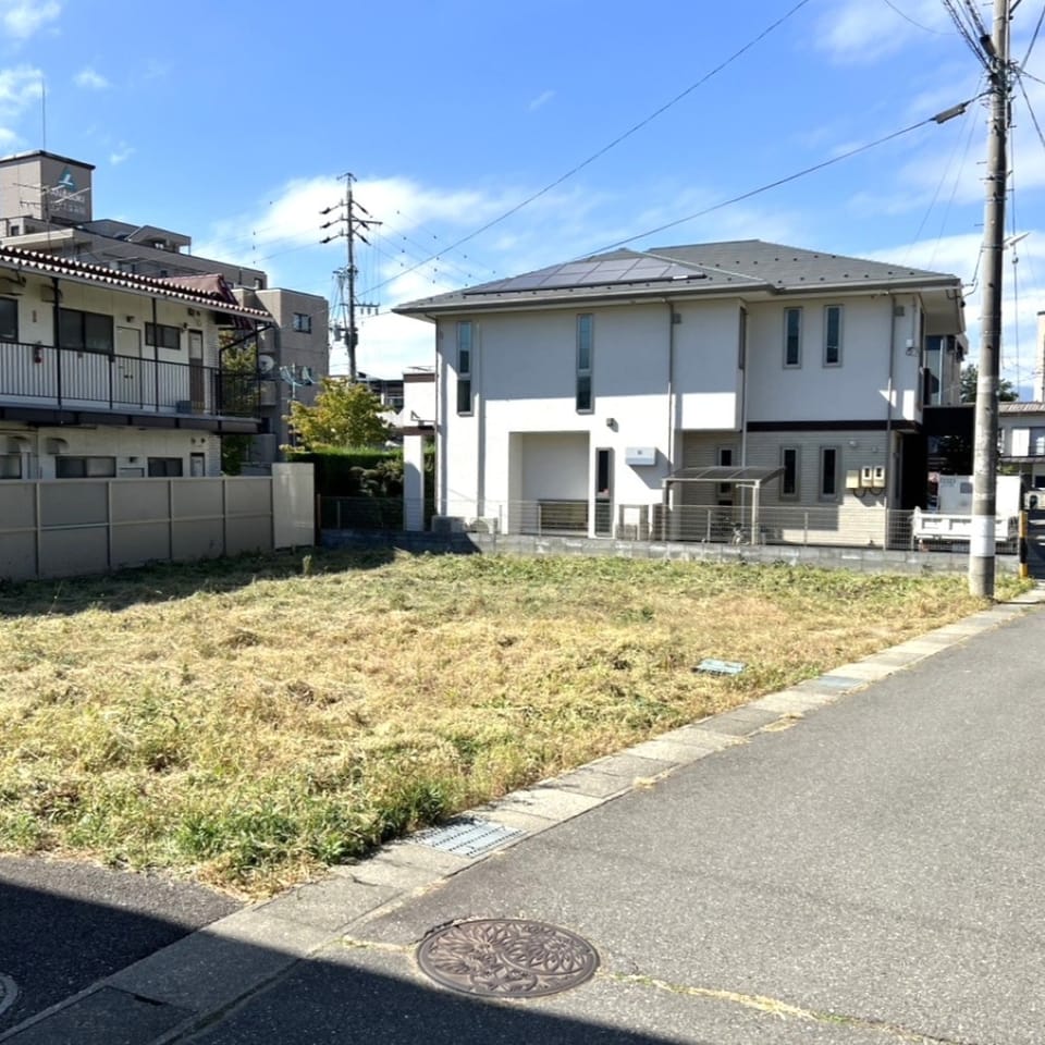 閑静な住宅街に位置するゆとりある整形地。間口が広く、陽当たり・通風ともに良好な明るい区画です。