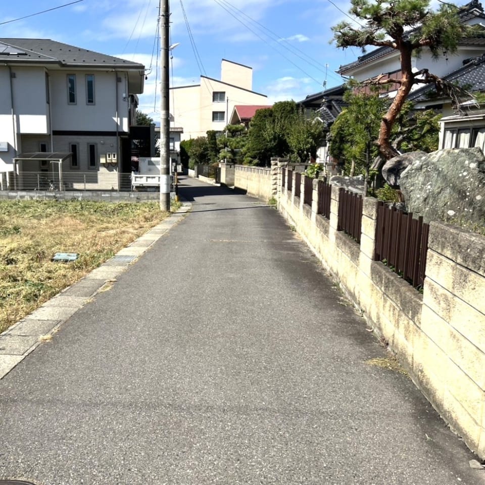 前面道路は交通量が少なく、小さなお子様のいるご家庭にも安心の住環境。穏やかな暮らしを叶えます。