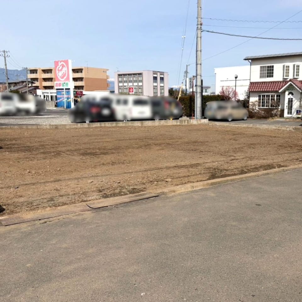 広丘駅まで徒歩17分、吉田小学校まで徒歩9分で通勤通学に安心。商業施設へも車3分と近く、日々の買い物に便利です。