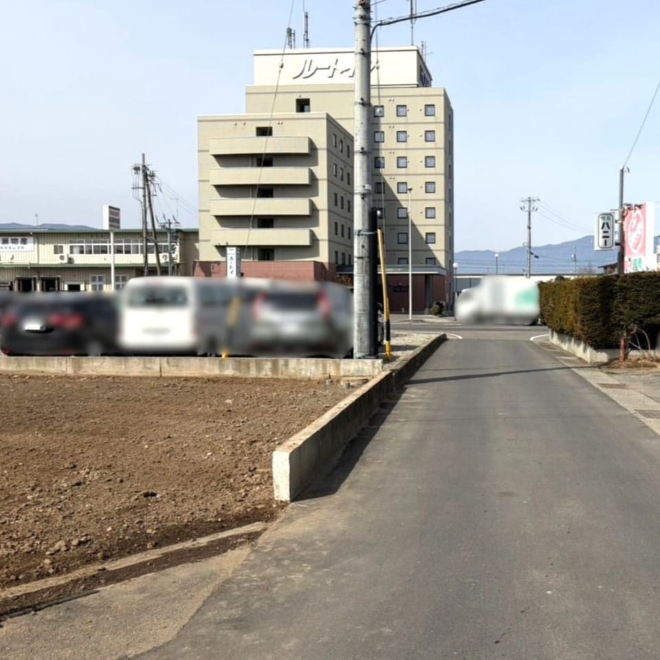 国道から一本入った落ち着いた住環境。交通アクセスの良さと静かな暮らしやすさを兼ね備えた立地です。