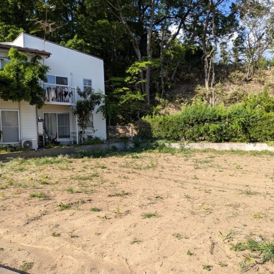 北松本駅まで徒歩13分で通勤通学に便利。休日は徒歩8分の城山公園へ気軽にお散歩も楽しめます。
