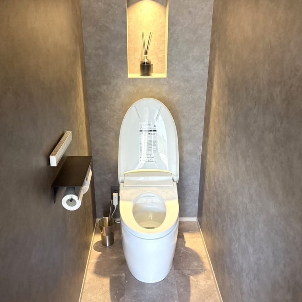 2階にもトイレを備えた使い勝手の良い間取り。さらに、外付けのお洒落な手洗い場もあり便利です。