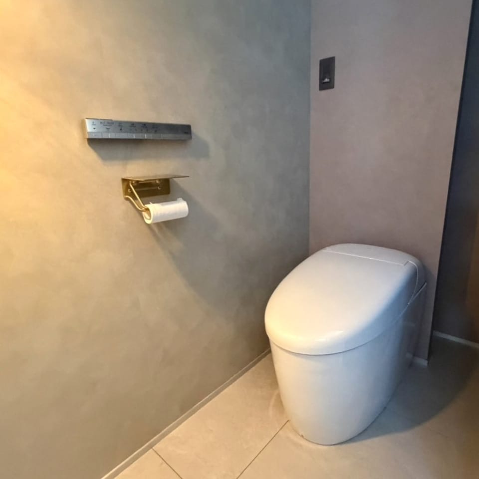 タンクレス仕様のトイレは、すっきりとした見た目で空間を広く見せ、清掃性にも優れたスタイリッシュな空間です。
