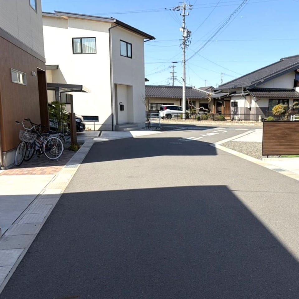 前面道路は行き止まりのため通り抜けがなく、交通量も少なく静かで安心。小さなお子様のいるご家庭にも嬉しい住環境です。