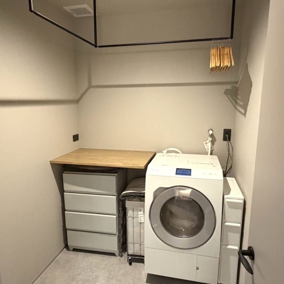 2.5帖脱衣室は、洗濯機や作業スペースを確保し、干す・畳むまでスムーズにこなせる機能的な空間です。