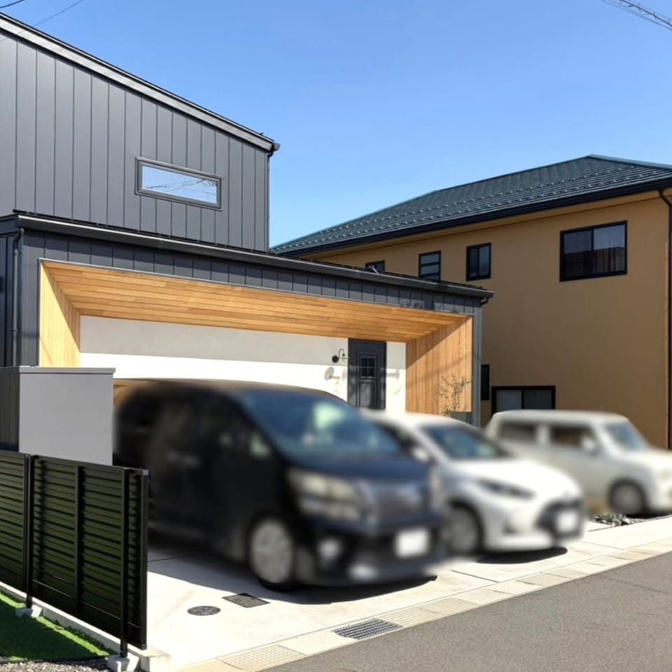 駐車3台可能で来客時も安心。整然と整えられた外構が住まいの印象を高め、日々の使いやすさと美観を兼ね備えています。