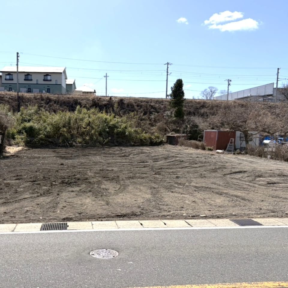 国道沿いで視認性・アクセスともに良好な立地。交通量も見込め、店舗や事務所など事業用地としても活用しやすい土地です。
