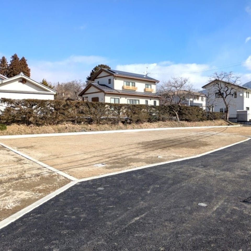 敷地にゆとりがあるからこそ、駐車場もお庭も無理なく確保でき、住まいに「余白」を感じられるプランニングが可能。