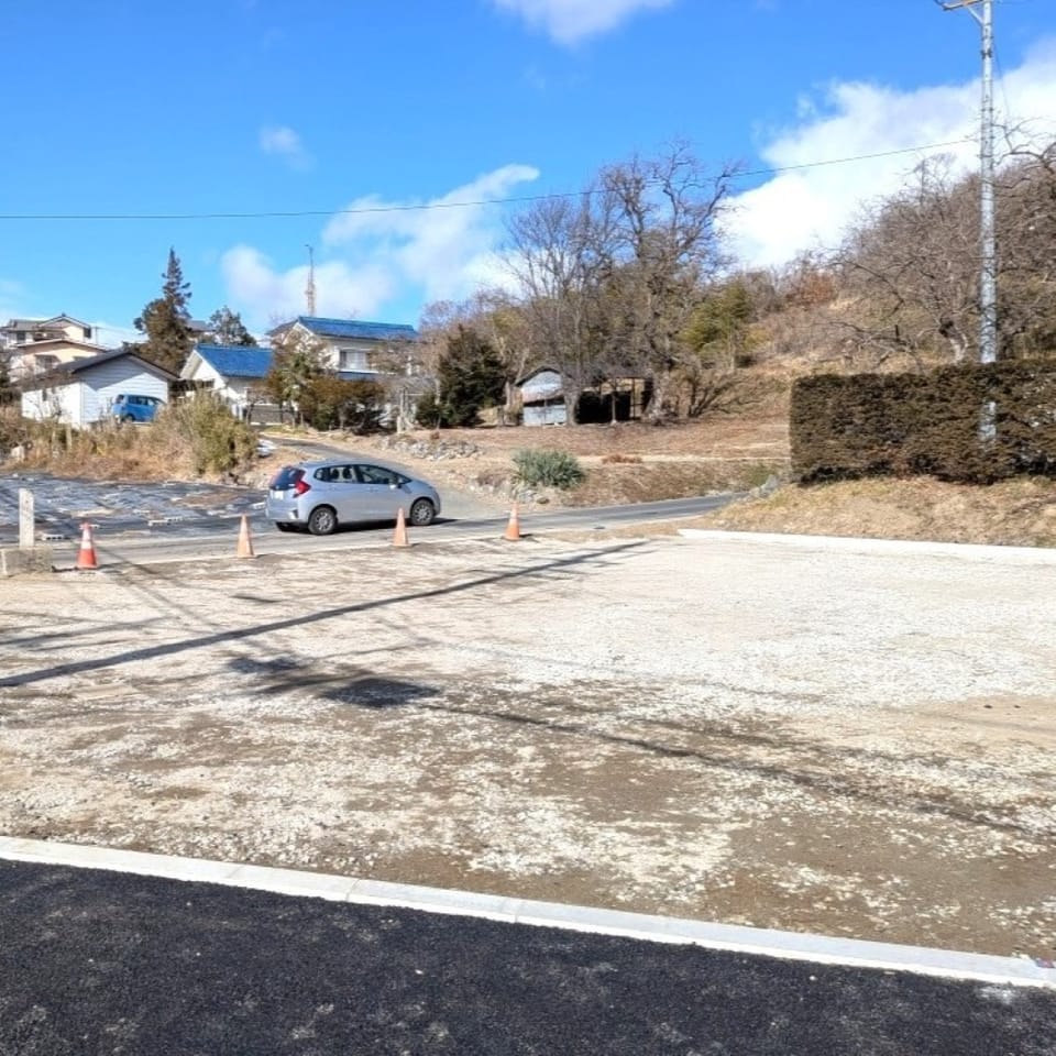 晴れた日には、アルプス公園の緑や四季の移ろいを身近に感じられる、開放感あふれる環境です。