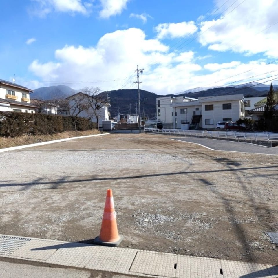 小学校まで徒歩10分、スーパー徒歩8分と、生活利便性と落ち着きのある住環境を兼ね備えた立地です。