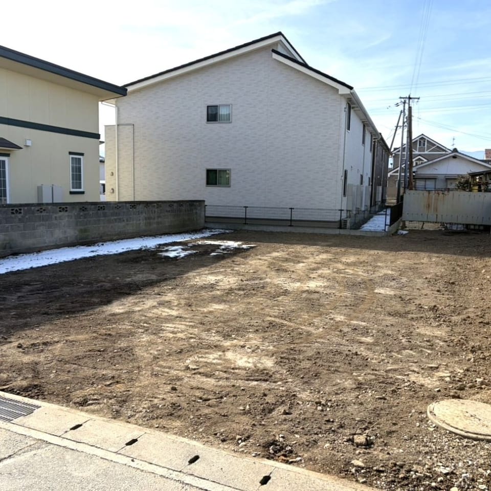 閑静な住宅地の一画に位置し、落ち着いた住環境が魅力。周辺は住宅が並び、安心して暮らせる立地です。