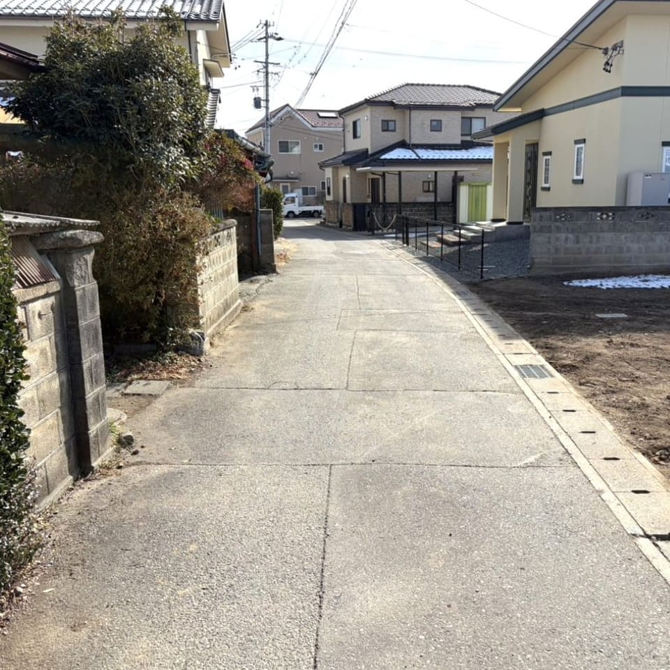 前面道路の通行は近所の方の利用がほとんどなので、車通りも少なく静かな住環境が魅力です。