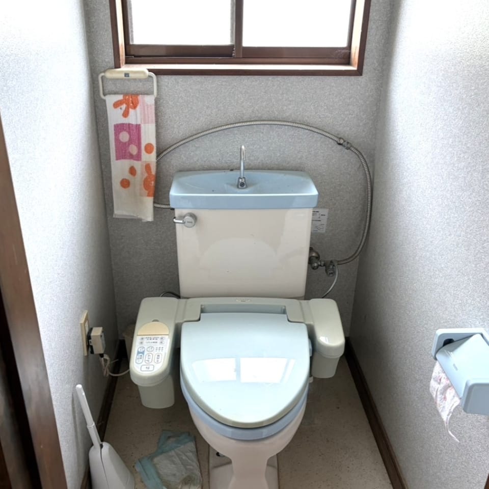 清潔で快適に利用できるウォシュレット付きトイレ。暮らしを支える便利な設備のひとつです。