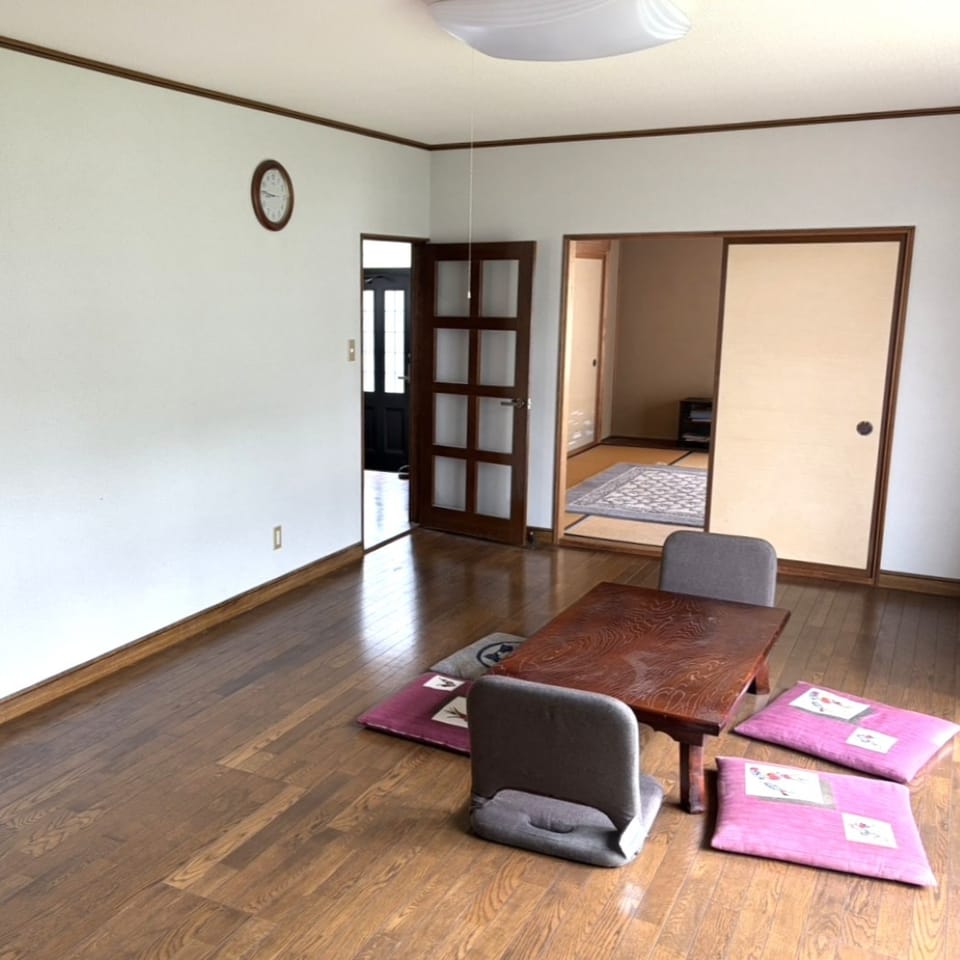 南面の大きな窓からたっぷりの陽光が差し込み、室内を明るく開放的に演出します。