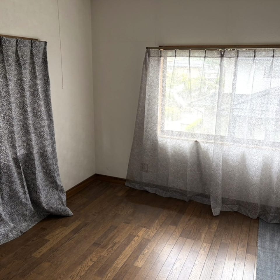 東南向きの6帖洋室は陽当たり良好。朝から心地よい陽光が差し込む明るいお部屋です。