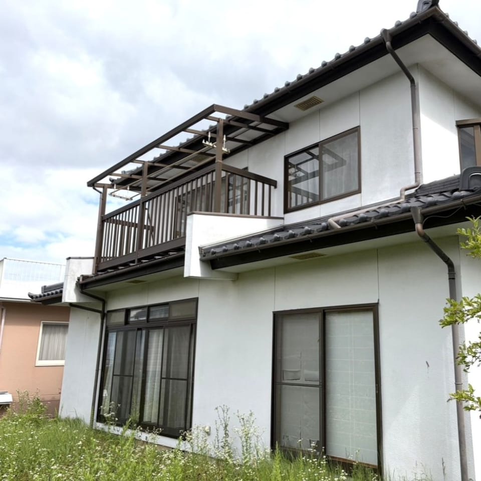 陽当たりの良い南庭付き。ガーデニングや家庭菜園、お子様の遊び場としても活用できる空間です。