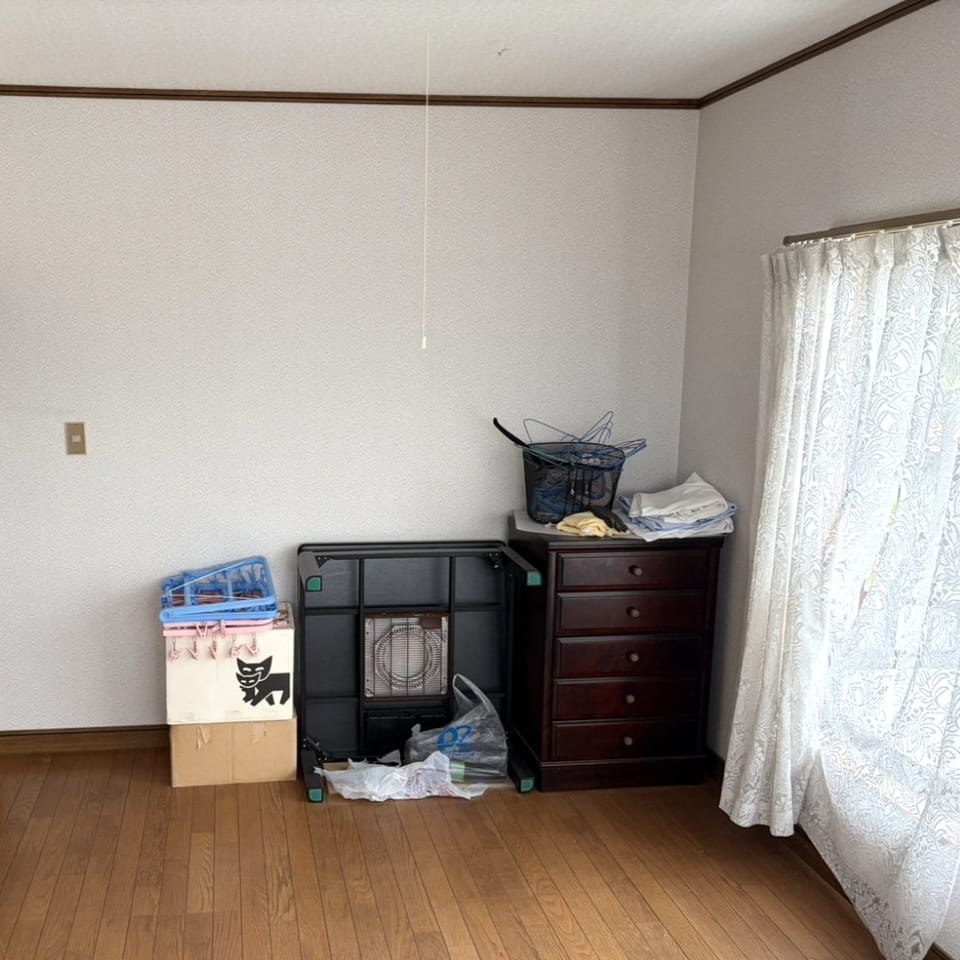 ゆとりある7.5帖の洋室はバルコニーに面した明るい空間。便利な2帖納戸付きで収納力も良好です。