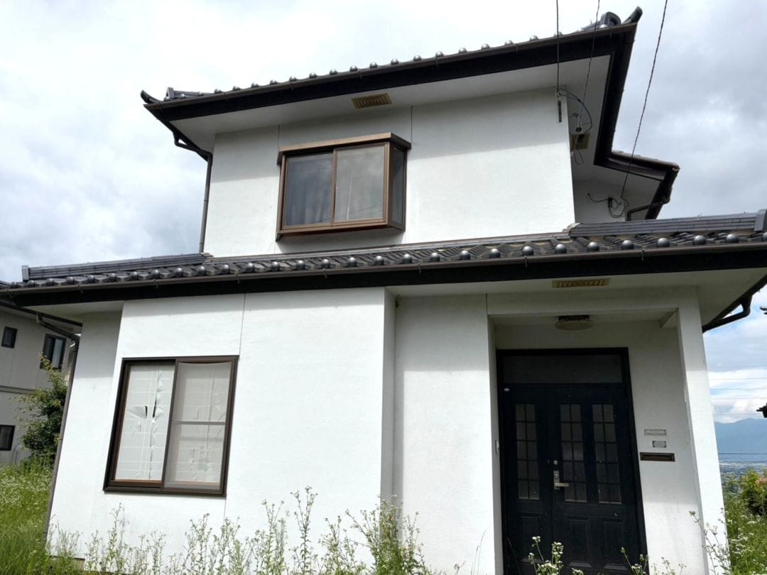 白を基調とした落ち着きある外観。重厚感のある瓦屋根が映える、飽きのこない和モダンテイストの住まいです。