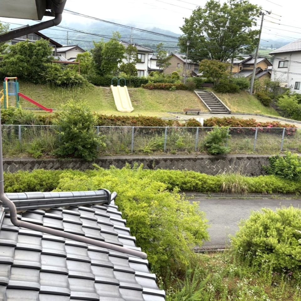 東側には緑豊かな公園の眺望が広がり、四季の移ろいを身近に感じながら穏やかに暮らせる住環境です。