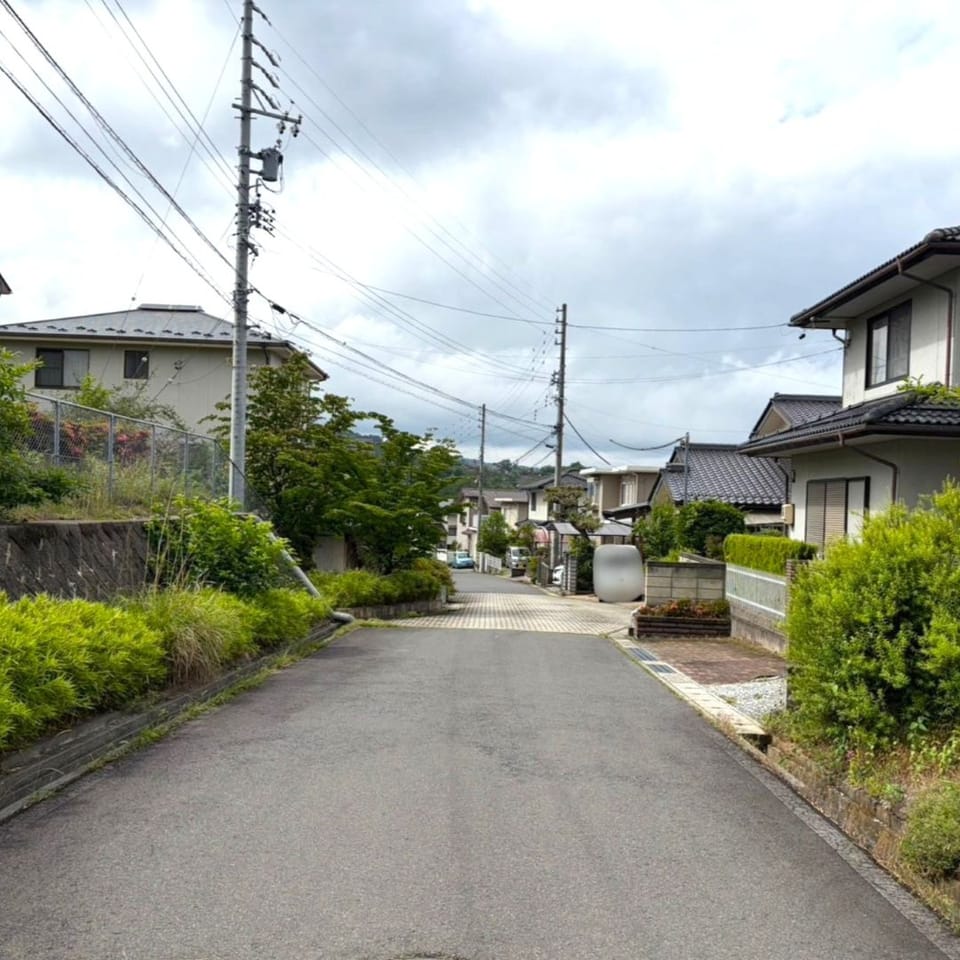豊かな緑と静かな街並みが魅力。喧騒から離れ、ゆったりとした時間が流れる住環境です。