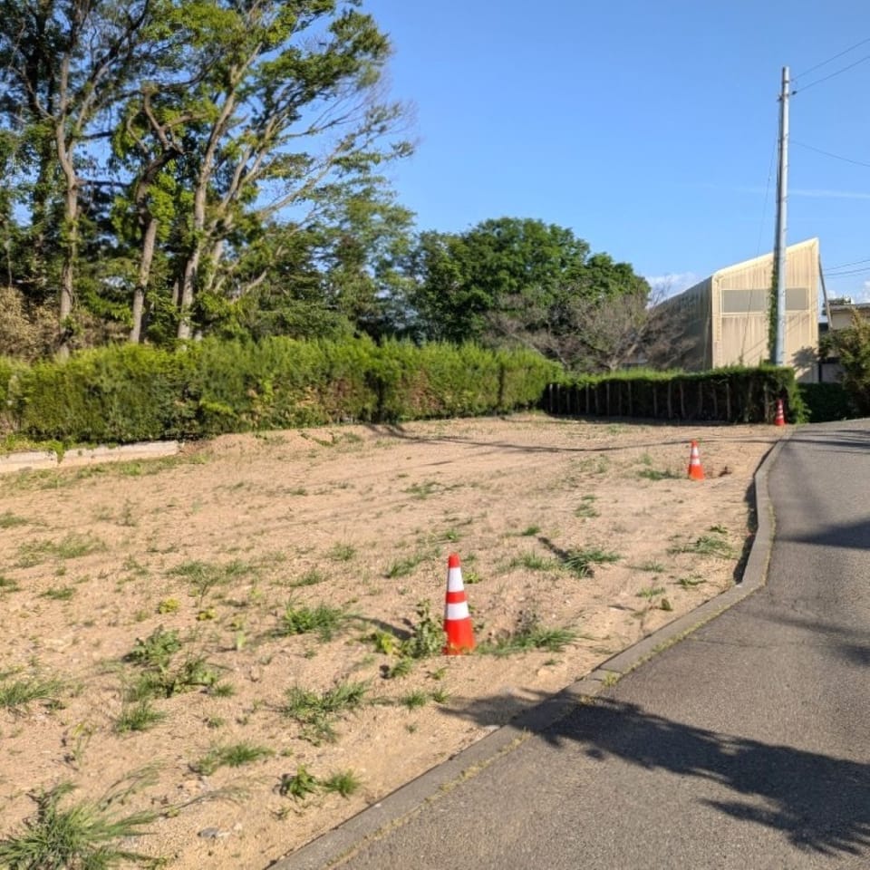 大通りから一本入った閑静な住宅街。落ち着いた住環境で、穏やかな暮らしを叶えるロケーションです。